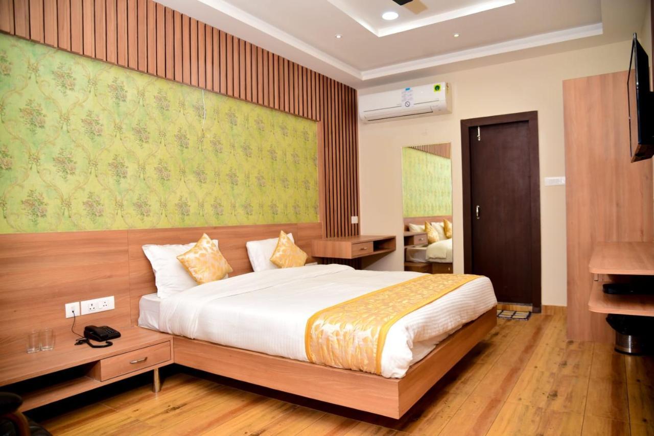 Hotel Olive Crown Lucknow Exterior photo