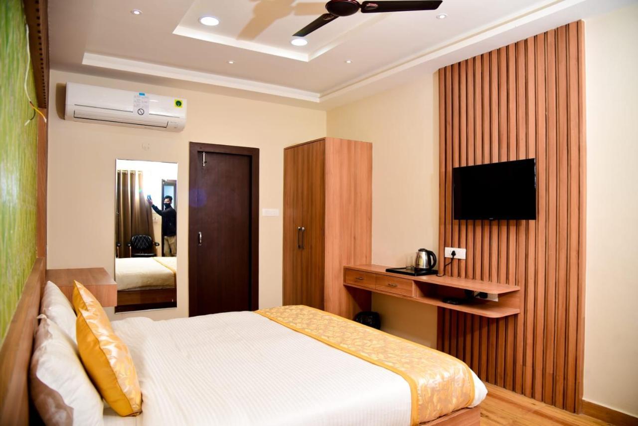 Hotel Olive Crown Lucknow Exterior photo