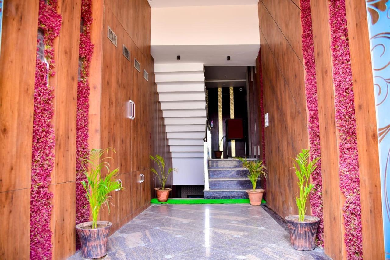 Hotel Olive Crown Lucknow Exterior photo