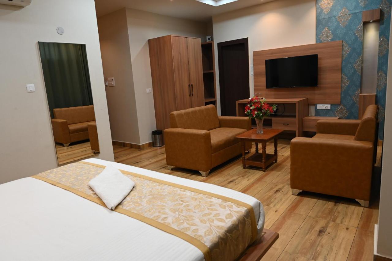 Hotel Olive Crown Lucknow Exterior photo